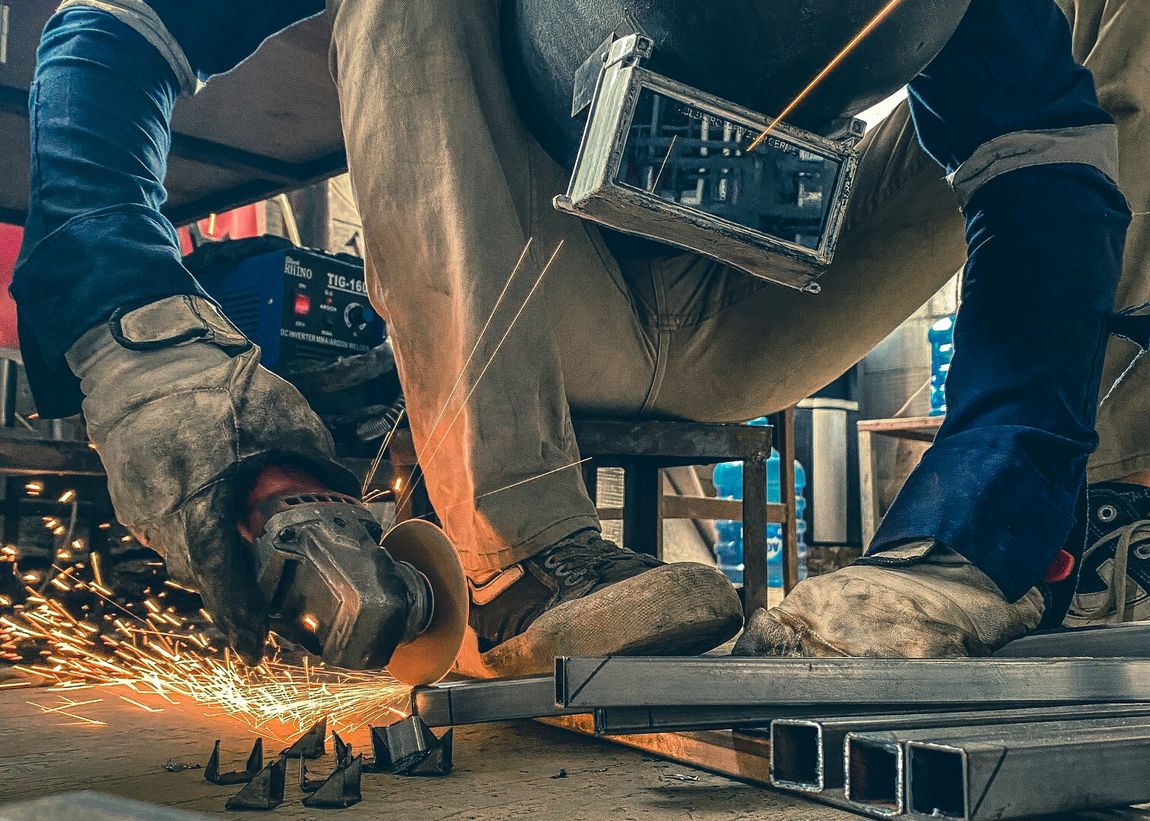 Metallbearbeitung in der Werkstatt: Zuschnitt eines Zaunprofils