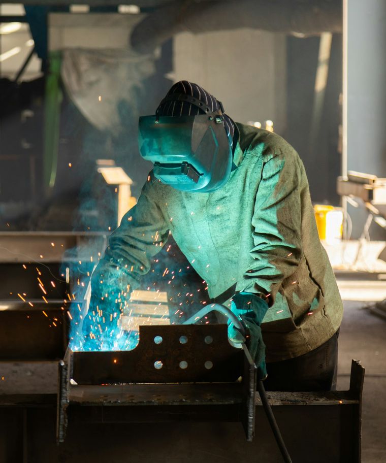 Schweißarbeiten an einem Metallrahmen