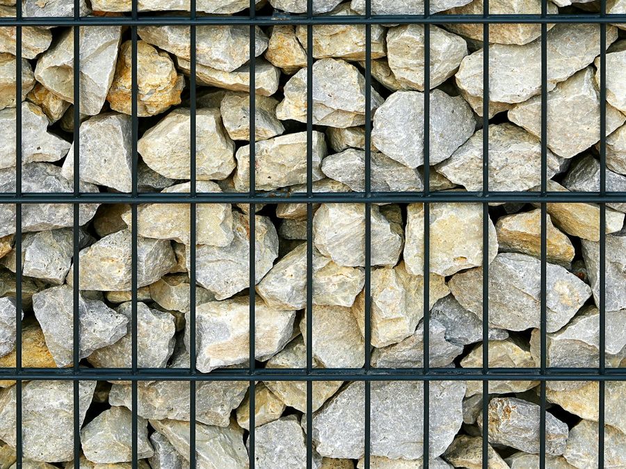 Gabionenwand aus Drahtkörben mit hellen Natursteinen