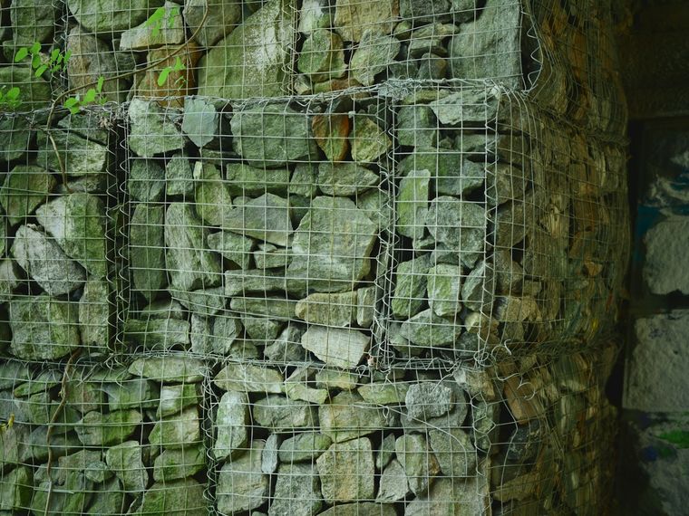 Gabionenwand aus Drahtkörben mit Natursteinfüllung